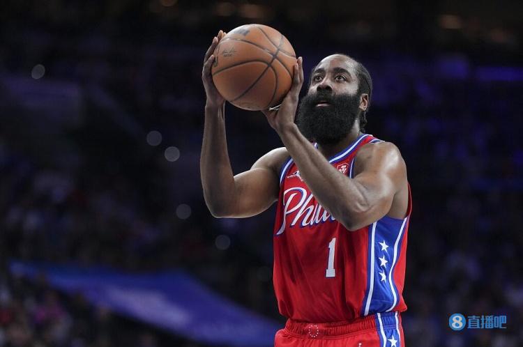 球员直接摊手，态度说明一切（球员摊手示意，态度一目了然）