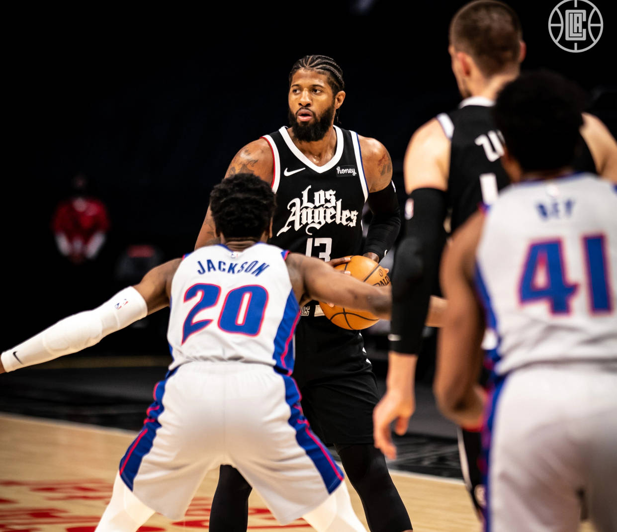 马刺首节轮换阵容，文班亚马遗憾未登场（马刺首节调整阵容，文班亚马未获出场机会）