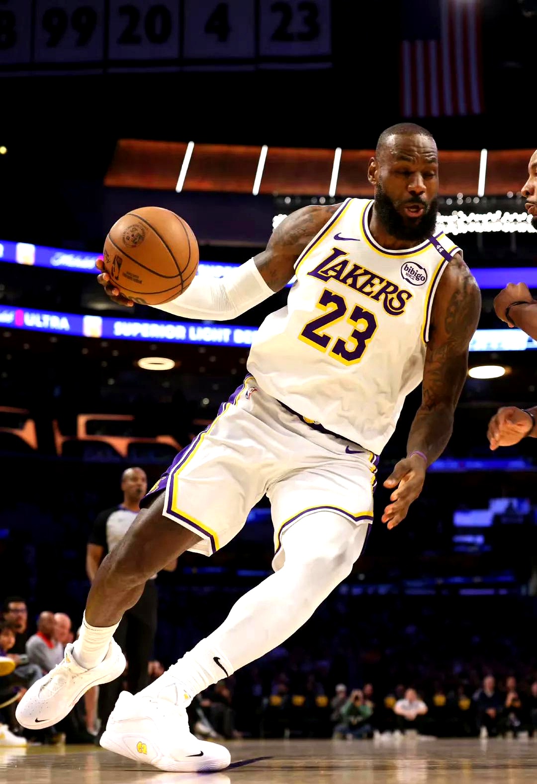 利物浦1-1无奈丢分，切尔西1-3爆冷翻车，阿森纳稳坐英超榜首（利物浦1-1憾平丢分，切尔西1-3冷门告负，阿森纳稳居英超榜首）