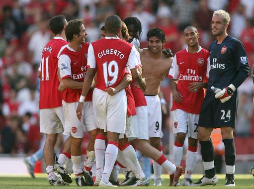 西甲最新积分榜：巴萨43分位列榜首，皇马42分紧追不舍（西甲积分榜更新：巴萨43分登顶，皇马42分紧随其后）