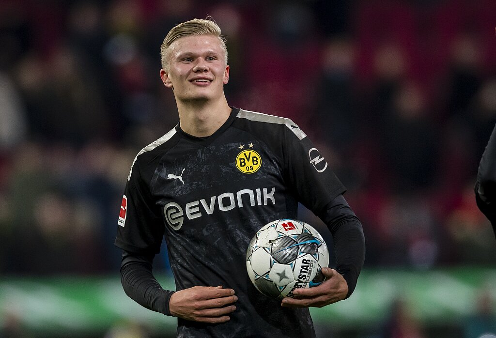 英格兰队＆曼城祝斯特林31岁生日快乐 切尔西无表示 周薪超30万镑（31岁生日斯特林获英格兰队与曼城送祝福，切尔西未表态，周薪超30万镑）