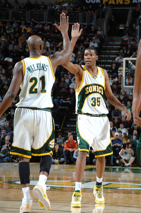 终结15连胜，马刺太强了，雷霆还有机会？雄鹿彻底把路堵死了（马刺强势终止15连胜，雷霆还有翻盘希望？雄鹿已彻底封堵出路）