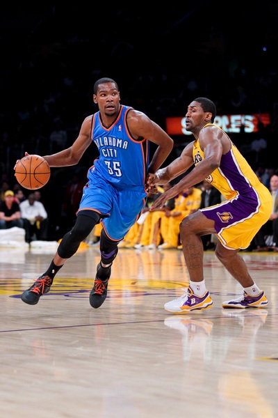 集体发威！卡斯尔&巴恩斯&凯尔登合中11记三分合砍69分（火力全开！卡斯尔、巴恩斯、凯尔登联手命中11记三分，合计拿下69分）