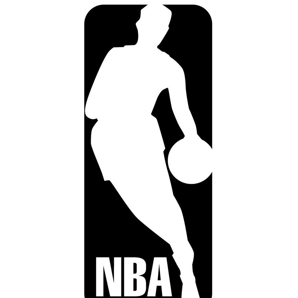 高危职业！文班跳球时肘到裁判面部，裁判表情十分痛苦（跳球意外：文班肘部误击裁判脸部，裁判表情痛苦）