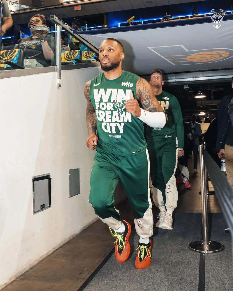 场上很兴奋！威少半场12中4拿到11分3板1助1断 3失误（场上激情四射！威少半场12投4中砍下11分3板1助1断，另有3次失误）