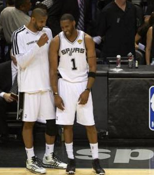 客战那不勒斯替补登场，科斯蒂奇达成尤文生涯100场里程碑（客场对阵那不勒斯，替补出战的科斯蒂奇迎来尤文生涯第100场）