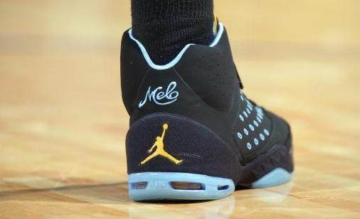 犹他爵士逆转击败篮网，豪取两连胜，马尔卡宁和乔治表现突出，篮网失误和外线投射不佳。（爵士逆转擒篮网收获两连胜，马尔卡宁与乔治闪耀，篮网失误多且外线手感不佳）