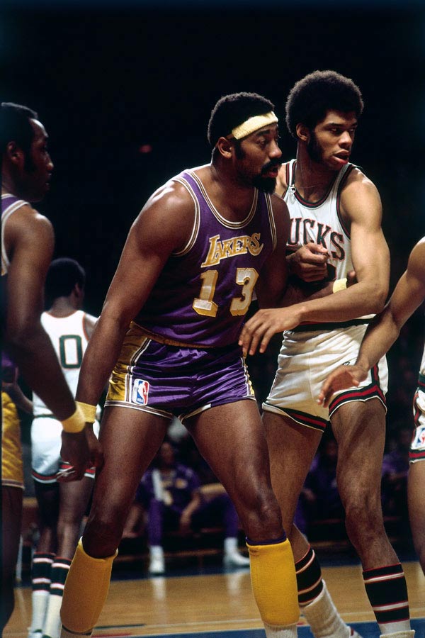 调皮二娃上线，穆勒庆祝夺冠时和25号队友高尔德顶牛假装受伤（穆勒夺冠庆祝与25号高尔德顶牛嬉闹，二娃调皮上演装伤）