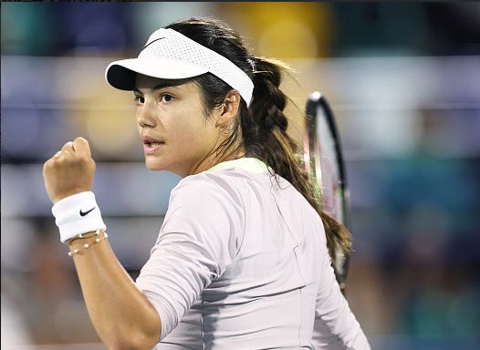 野性不可驾驭，美女球员莱曼晒大尺度艺术照（莱曼发布大胆艺术写真，野性魅力难以束缚）