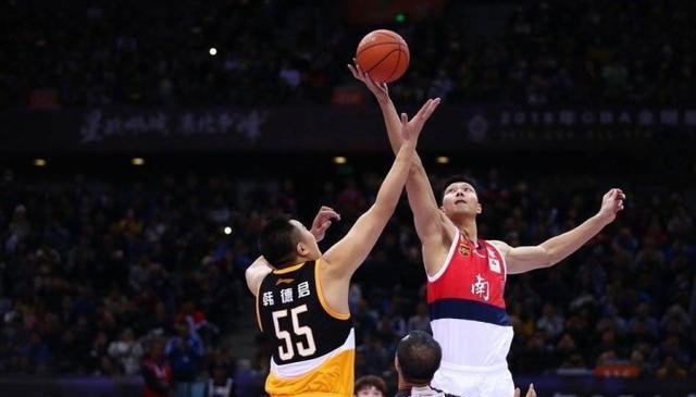 老将强硬打成2+1，全队振奋（老将强攻打成2+1，瞬间点燃全队士气）