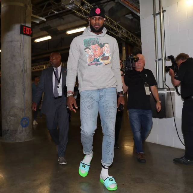 荣耀时刻，王燊超代表实现三连冠的上海海港捧起火神杯（高光时刻：王燊超代表三连冠上海海港高举火神杯）