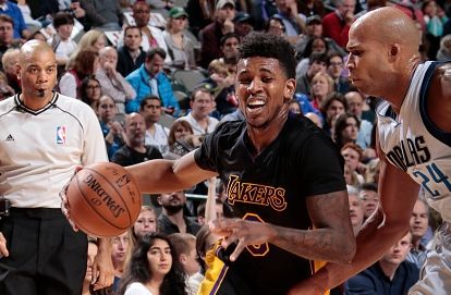 拉梅洛·鲍尔，这位NBA新星在联盟中以其独特的个性和风格而备受关注。（NBA新星拉梅洛·鲍尔凭借独特个性与打法备受瞩目）